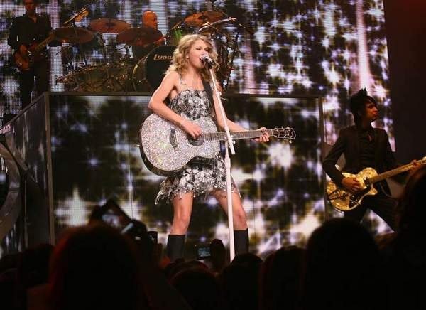 Taylor Swift — March 26 - Detroit, Michigan — photo 4