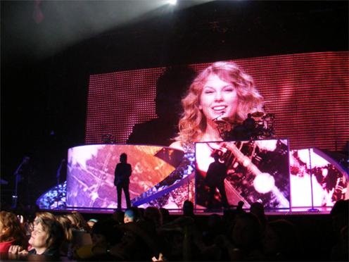Taylor Swift — March 27 - Detroit, Michigan — photo 3