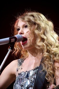Taylor Swift — March 28 - Cincinnati, Ohio — photo 3