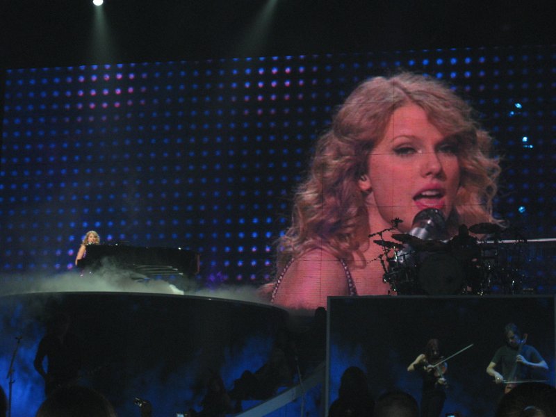 Taylor Swift — May 13 - Newark, New Jersey — photo 32