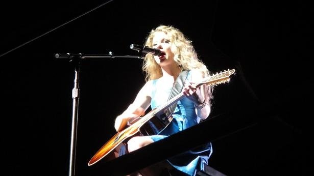 Taylor Swift — May 29 - Baton Rouge, Louisiana (Bayou Country Superfest) — photo 7