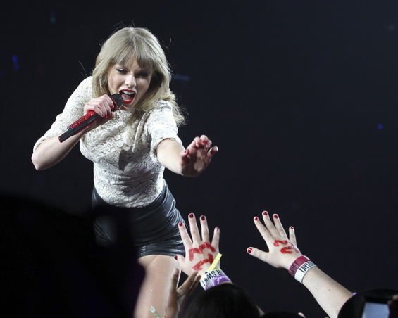Taylor Swift — April 10 - Miami, Florida — photo 2