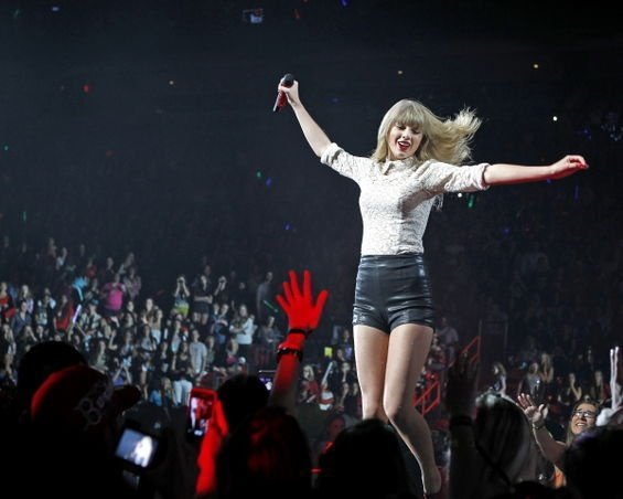 Taylor Swift — April 10 - Miami, Florida — photo 3