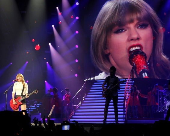 Taylor Swift — April 10 - Miami, Florida — photo 12