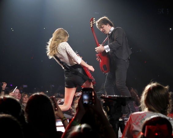 Taylor Swift — April 10 - Miami, Florida — photo 14