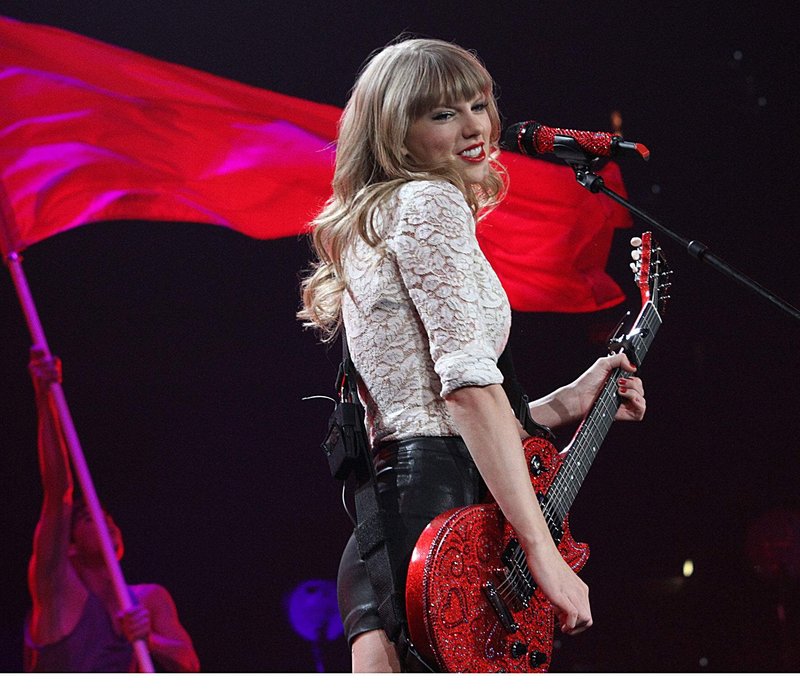 Taylor Swift — April 20 - Tampa, Florida — photo 2