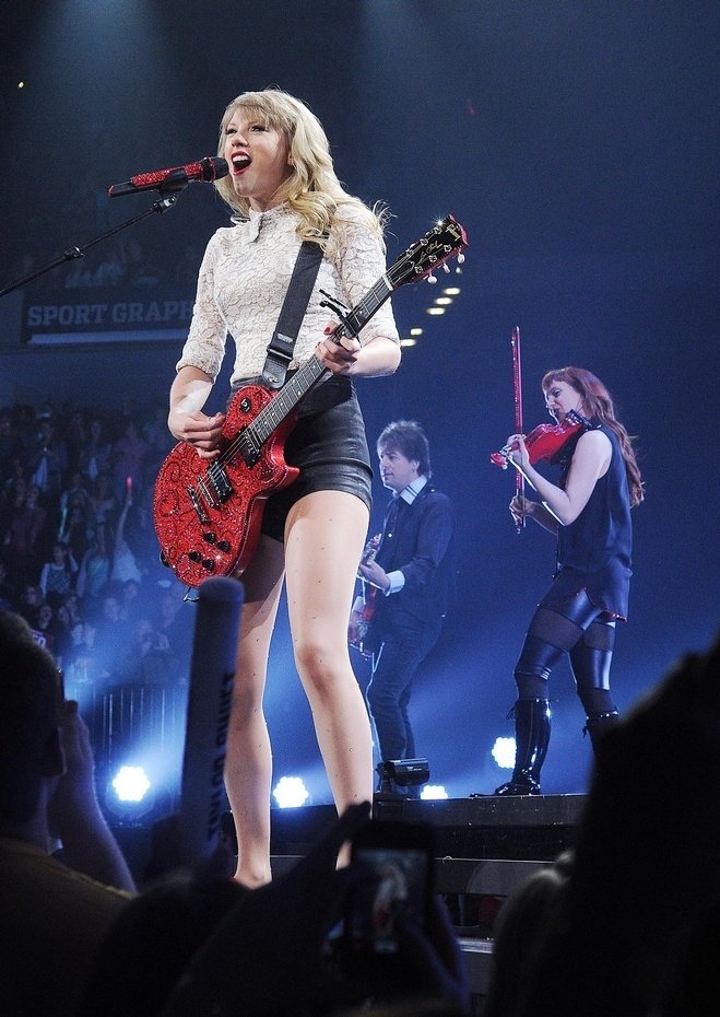 Taylor Swift — April 26 - Indianapolis, Indiana — photo 2