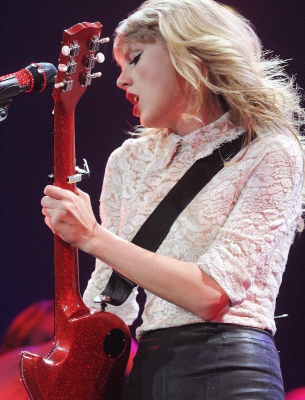 Taylor Swift — April 26 - Indianapolis, Indiana — photo 11