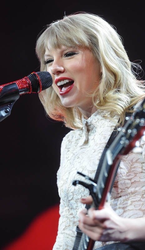 Taylor Swift — April 26 - Indianapolis, Indiana — photo 14