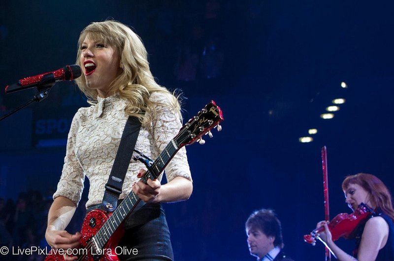 Taylor Swift — April 26 - Indianapolis, Indiana — photo 25