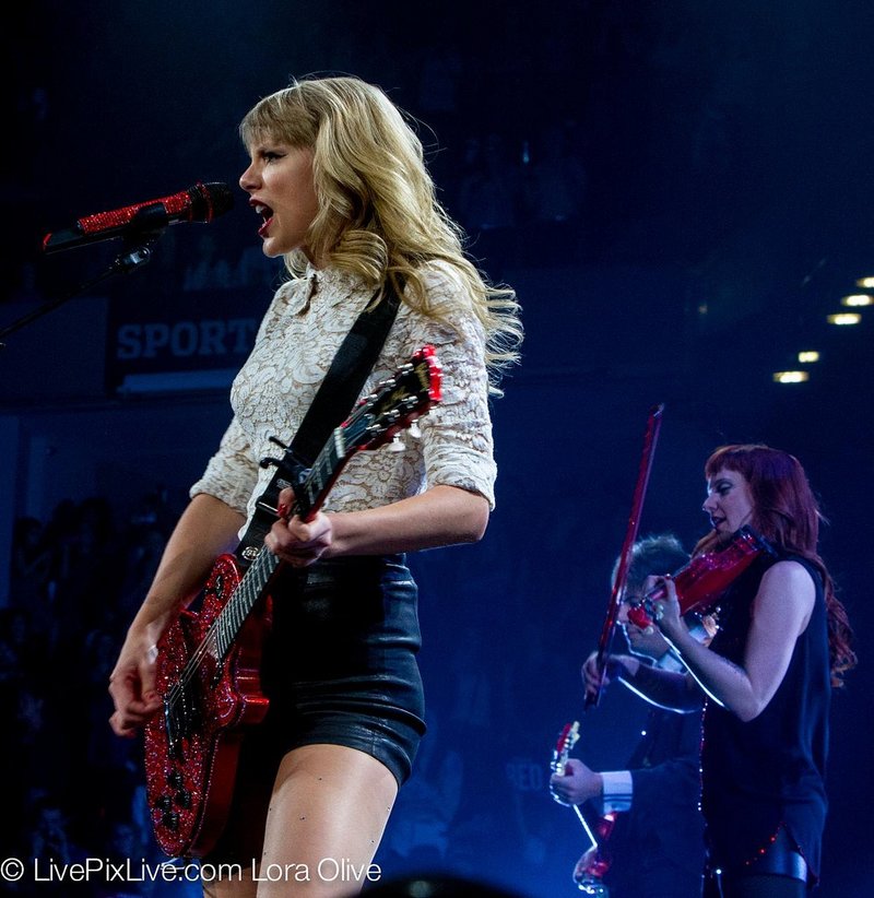 Taylor Swift — April 26 - Indianapolis, Indiana — photo 26