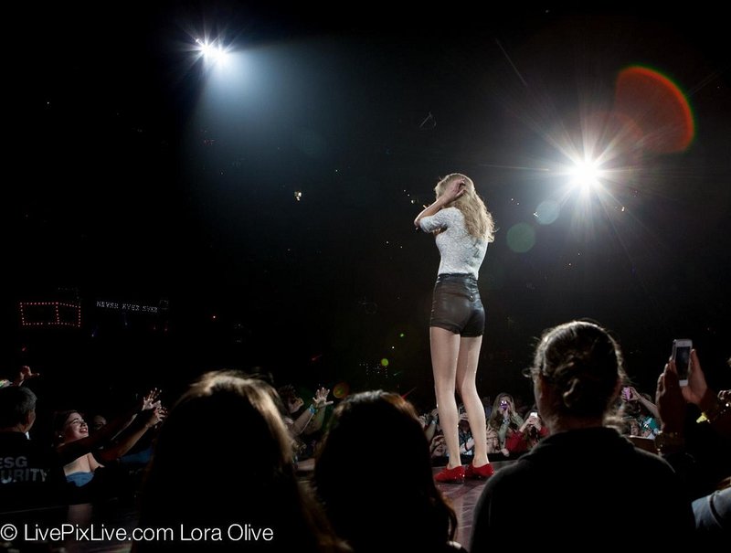 Taylor Swift — April 26 - Indianapolis, Indiana — photo 30