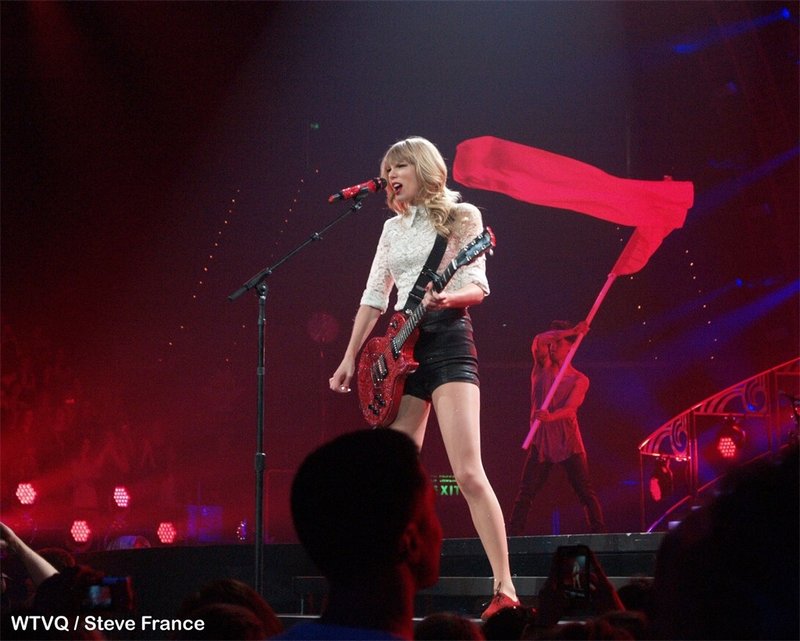 Taylor Swift — April 27 - Lexington, Kentucky — photo 3