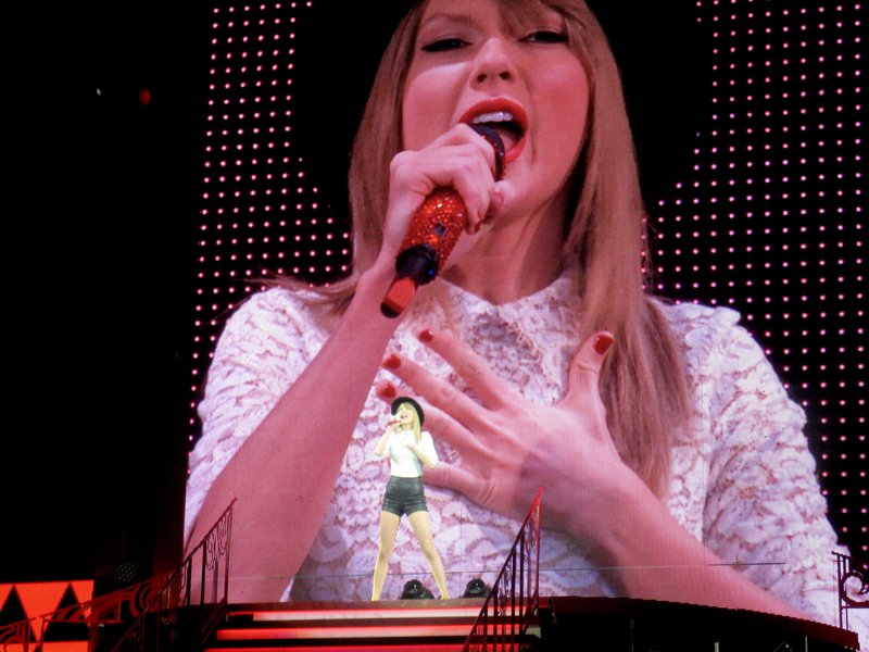 Taylor Swift — December 1 - Auckland, New Zealand — photo 3