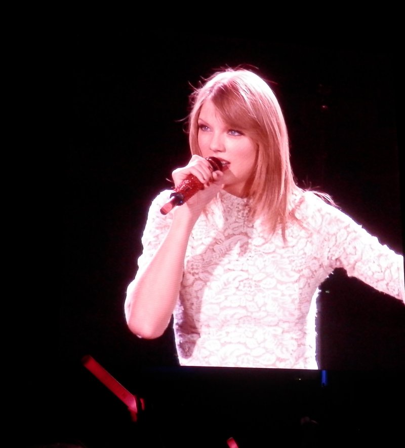 Taylor Swift — December 7 - Brisbane, Australia — photo 3