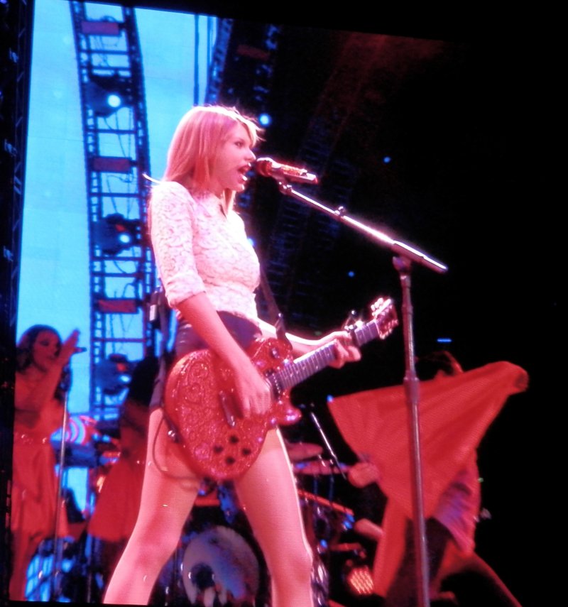 Taylor Swift — December 7 - Brisbane, Australia — photo 4