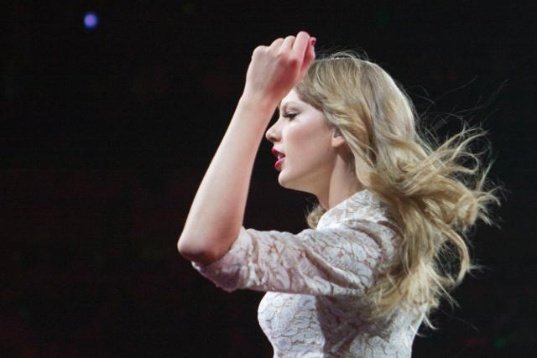 Taylor Swift — March 13 - Omaha, Nebraska — photo 2