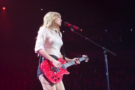 Taylor Swift — March 13 - Omaha, Nebraska — photo 12