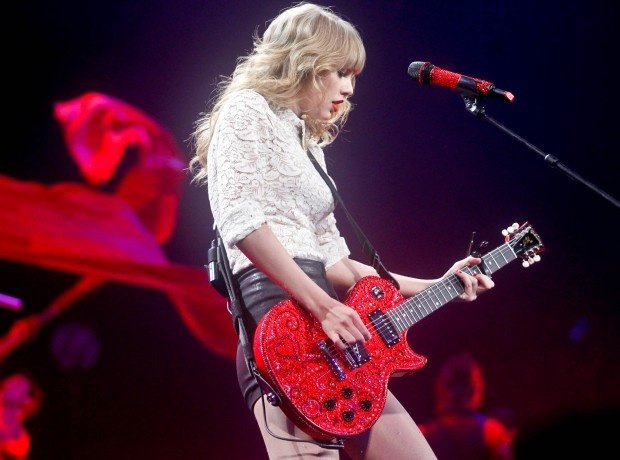 Taylor Swift — March 18 - St. Louis, Missouri — photo 2