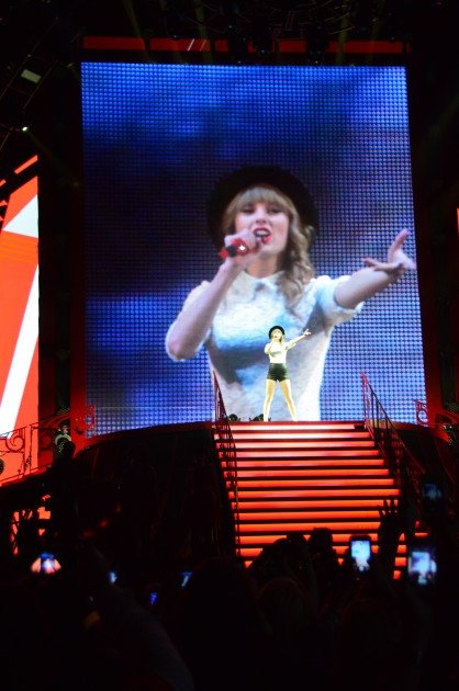 Taylor Swift — March 18 - St. Louis, Missouri — photo 36