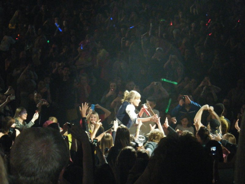 Taylor Swift — March 19 - St. Louis, Missouri — photo 2