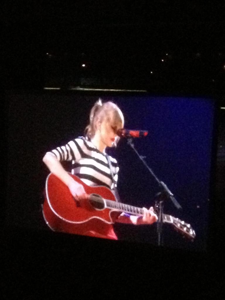 Taylor Swift — March 19 - St. Louis, Missouri — photo 15