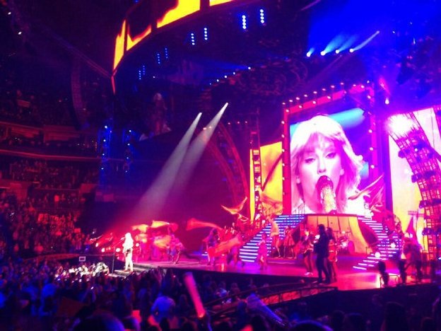 Taylor Swift — March 22 - Charlotte, North Carolina — photo 2
