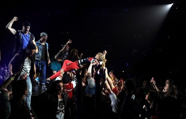 Taylor Swift — March 28 - Newark, New Jersey — photo 2