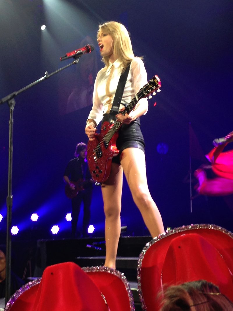 Taylor Swift — November 30 - Auckland, New Zealand — photo 12