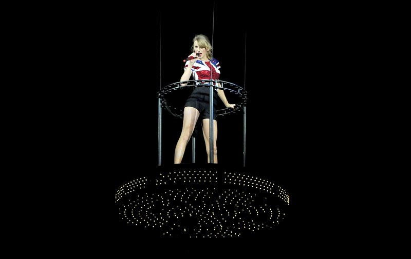 Taylor Swift — February 1 - London, United Kingdom — photo 2