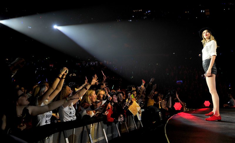 Taylor Swift — February 1 - London, United Kingdom — photo 4