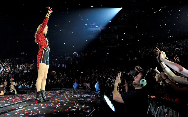 Taylor Swift — February 1 - London, United Kingdom — photo 5