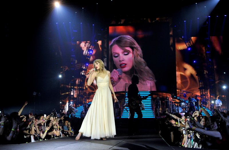 Taylor Swift — February 1 - London, United Kingdom — photo 7