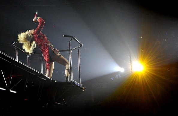 Taylor Swift — February 1 - London, United Kingdom — photo 16