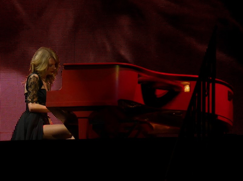 Taylor Swift — February 1 - London, United Kingdom — photo 70