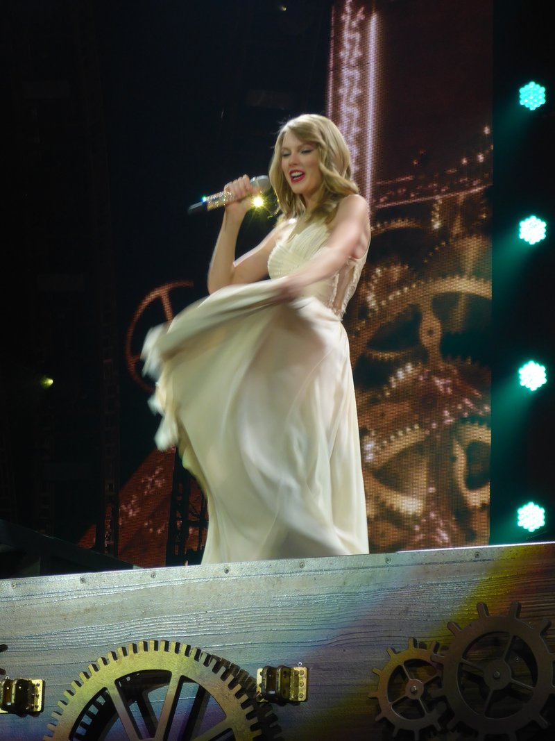 Taylor Swift — February 1 - London, United Kingdom — photo 74