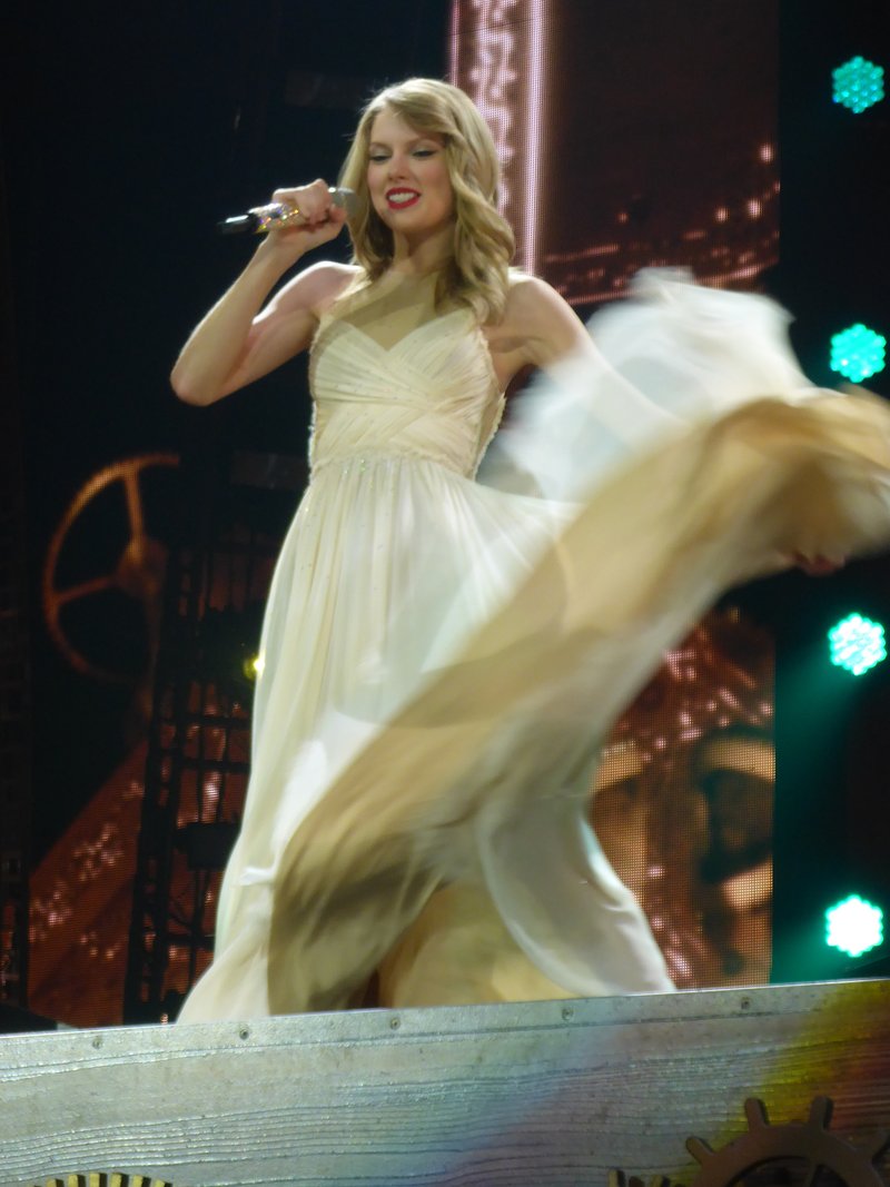 Taylor Swift — February 1 - London, United Kingdom — photo 75