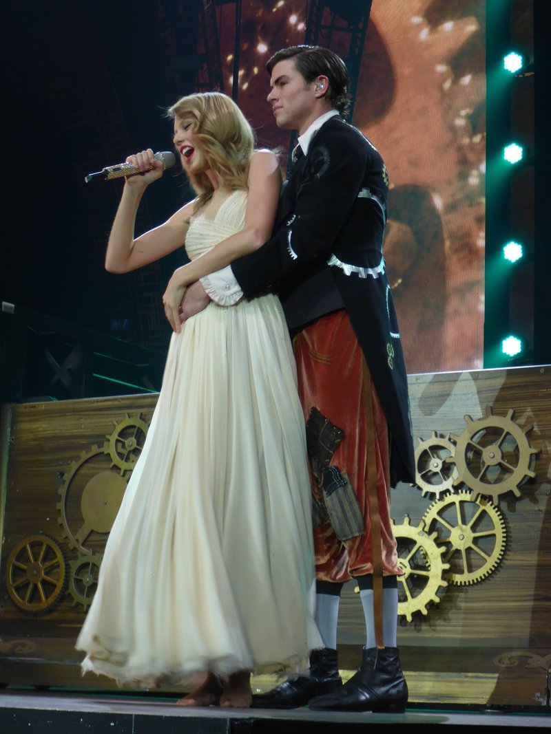 Taylor Swift — February 1 - London, United Kingdom — photo 77