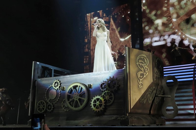 Taylor Swift — February 1 - London, United Kingdom — photo 149