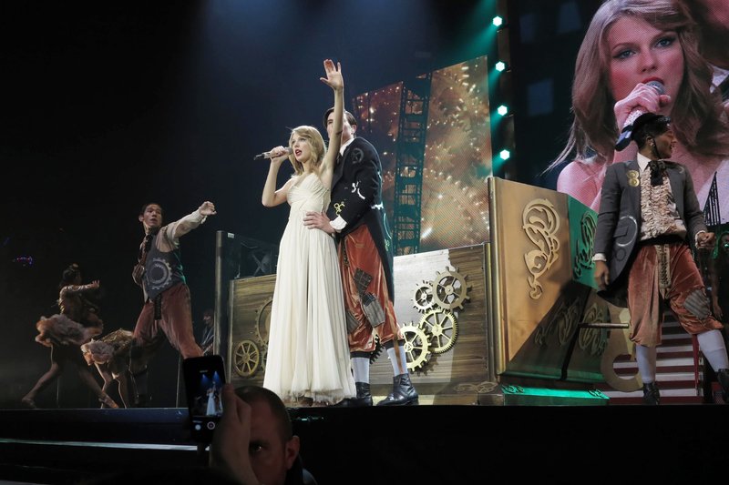 Taylor Swift — February 1 - London, United Kingdom — photo 153
