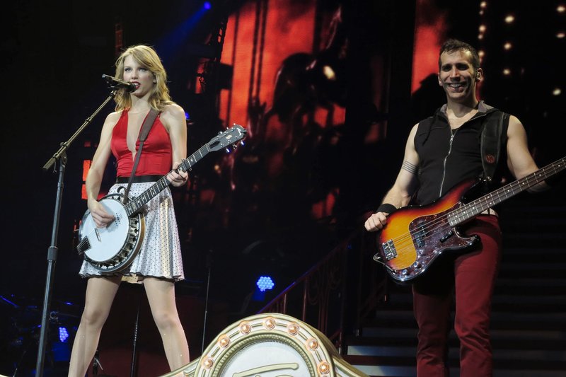 Taylor Swift — February 1 - London, United Kingdom — photo 175