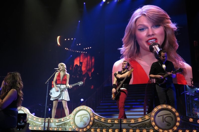 Taylor Swift — February 1 - London, United Kingdom — photo 177