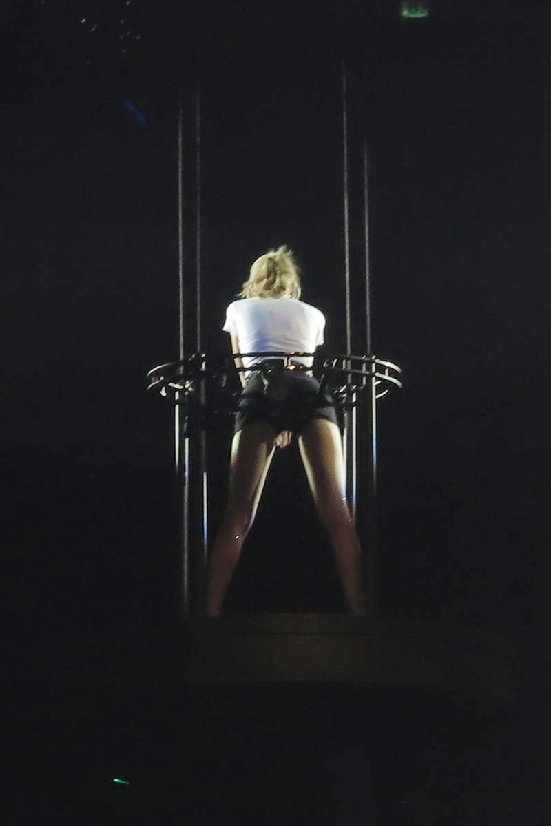 Taylor Swift — February 1 - London, United Kingdom — photo 184