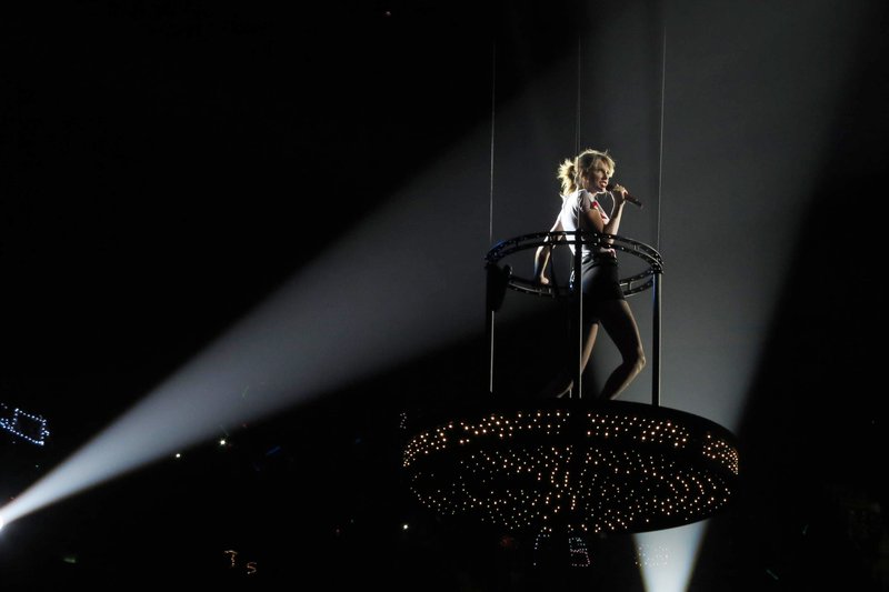 Taylor Swift — February 1 - London, United Kingdom — photo 185