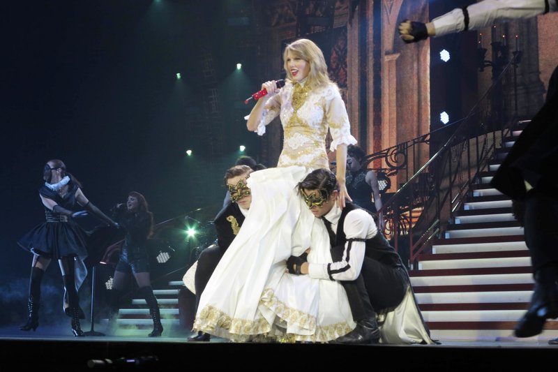 Taylor Swift — February 1 - London, United Kingdom — photo 193
