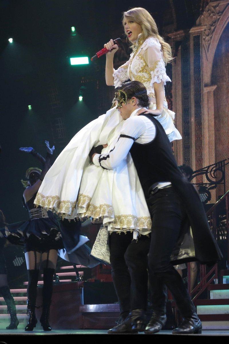 Taylor Swift — February 1 - London, United Kingdom — photo 194