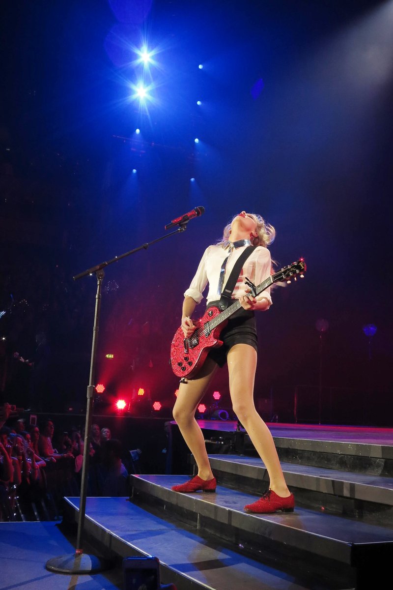 Taylor Swift — February 1 - London, United Kingdom — photo 209