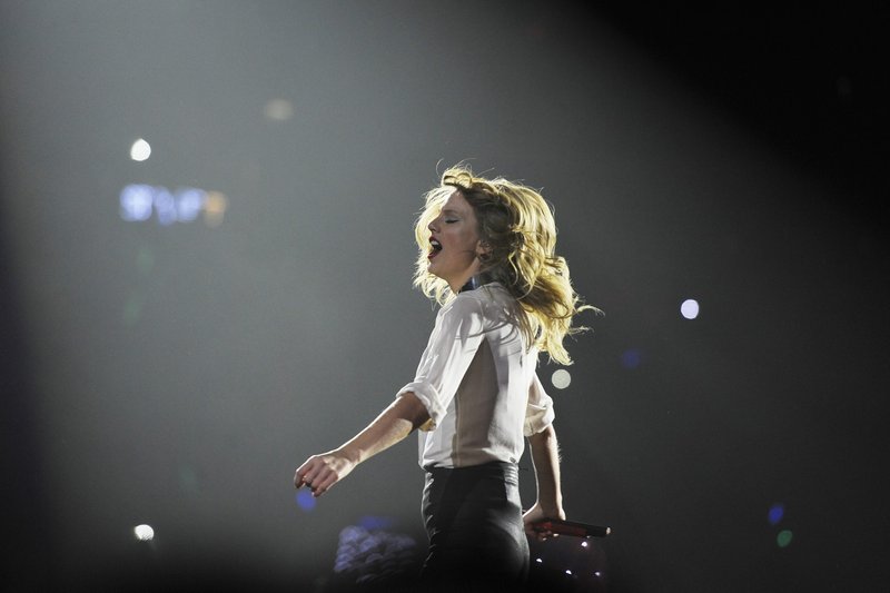 Taylor Swift — February 1 - London, United Kingdom — photo 250