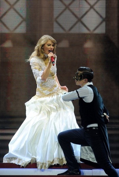 Taylor Swift — February 10 - London, United Kingdom — photo 12