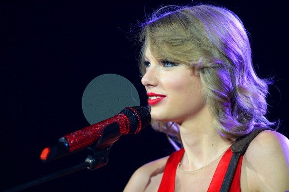 Taylor Swift — February 11 - London, United Kingdom — photo 8